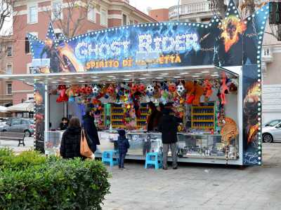 La nostra attenzione viene infine attirata dal rumore di alcuni colpi. Proviene dal tiro a segno. Il gioco � sovrastato da una grande scritta a neon che recita il nome di �Ghost rider�, il personaggio di un film